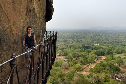 Sri Lanka, province centrale, district de Matale, Sigiriya, ville ancienne de Sigiriya classée patrimoine mondial de l'UNESCO, l'ancien palais forteresse du Rocher du Lion, passerelle accrochée à la falaise du rocher