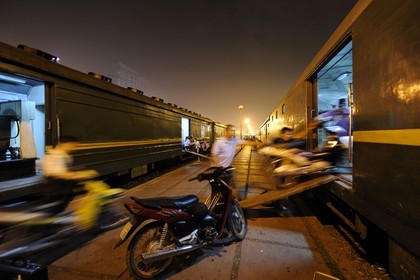 Vietnam, Hanoï, gare centrale, transport des motos dans un wagon spécial