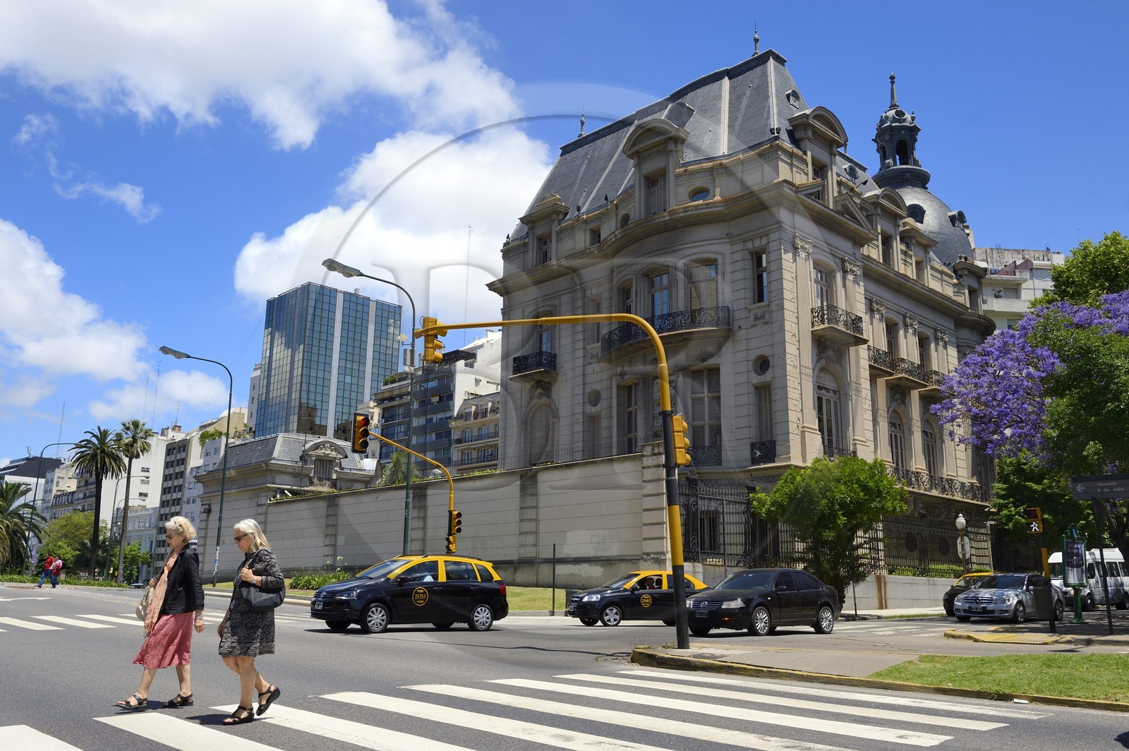 Argentine, Buenos Aires, l'ambassade de France au nord de l'avenue 9 de Julio, l'avenue la plus large du monde