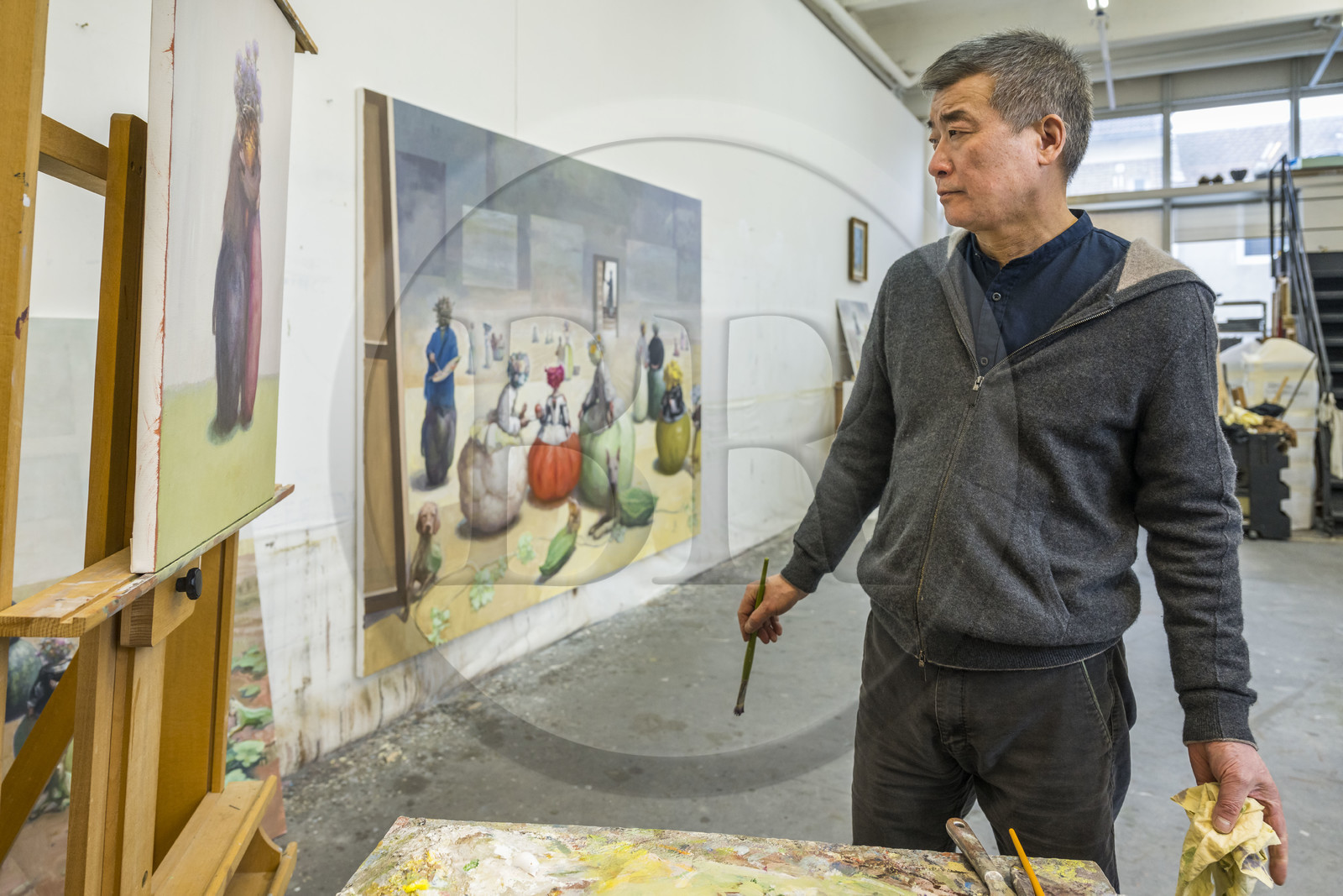 France, l'artiste peintre de Xiao Fan Ru dans son atelier aux Lilas près de Paris France, l'artiste peintre de Xiao Fan Ru dans son atelier aux Lilas près de Paris