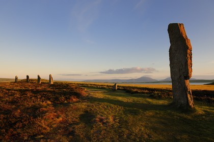 Royaume-Uni, Ecosse, Iles Orcades, Ile de Mainland, au bord du Loch of Stenness, cercle de pierres levées du Ring of Brodgar, classées Patrimoine Mondial de l' UNESCO