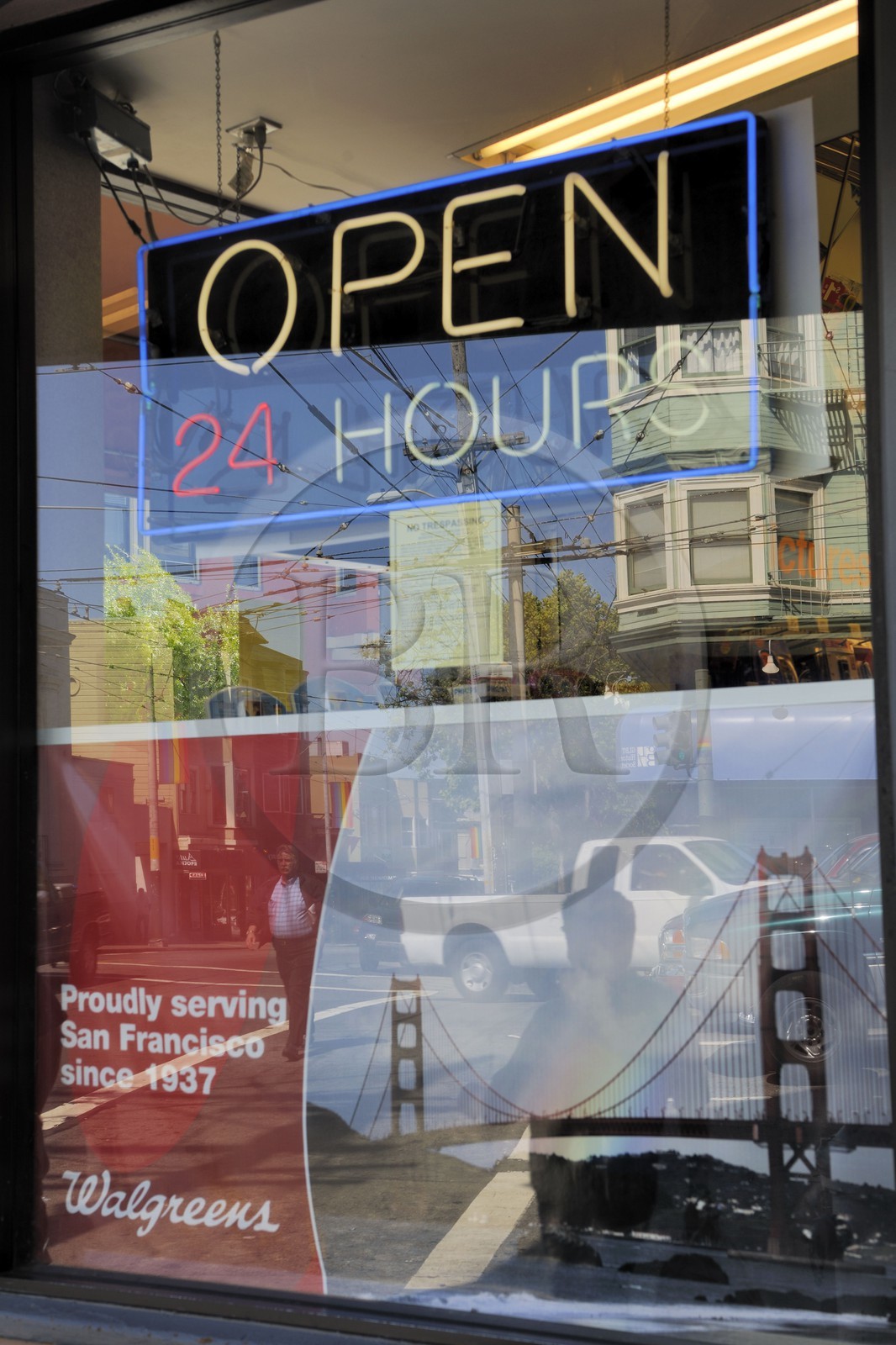 Etats-Unis, Californie, San Francisco, vitrine de boutique avec affiche du Golden Gate Bridge dans Castro Street
