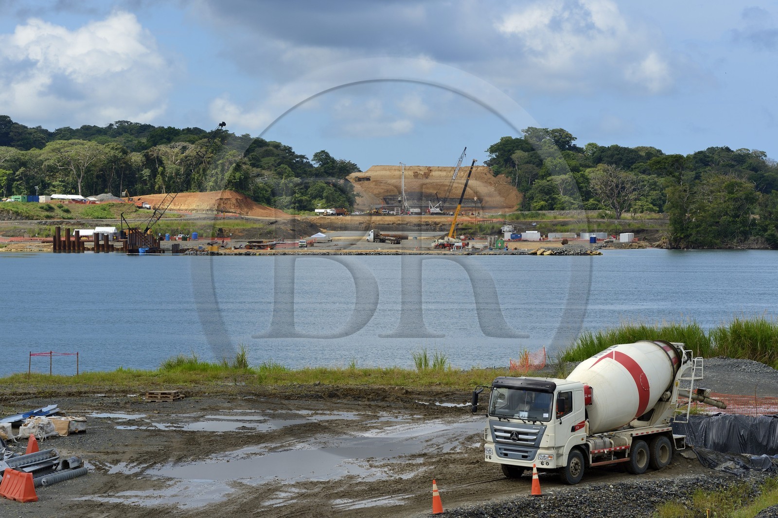 Panama, Panama Canal, Colon Province, construction of a bridge by the French company Vinci at the mouth of the Panama Canal towards the Caribbean Sea