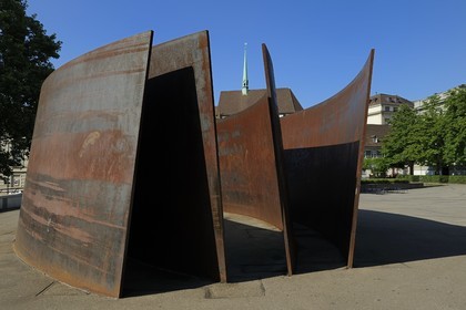 Suisse, Bâle, Intersection sculpture de Serra sur la Theaterplatz