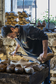 France, Nièvre (58), Parc naturel régional du Morvan, Gouloux, établissement Marchand (scierie, saboterie et boissellerie), Pierre Marchand dans l'atelier de la saboterie