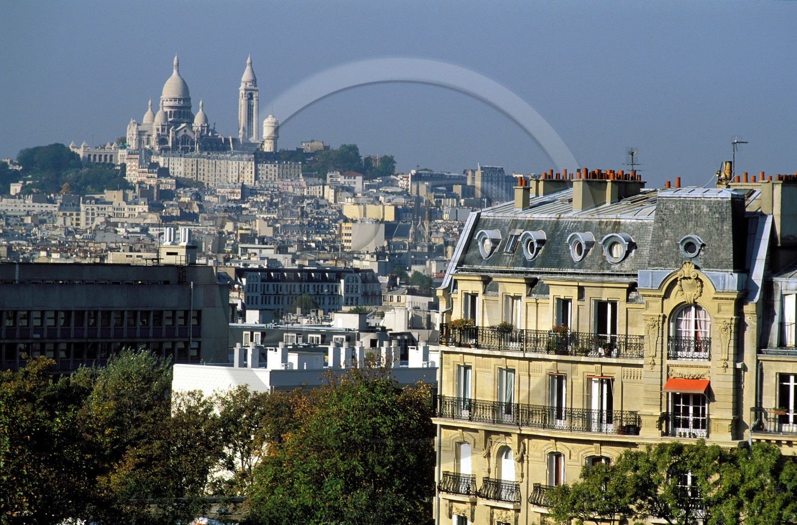 France, Paris (75), Montmartre et un immeuble haussmannien