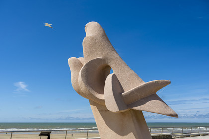 France, Vendée (85), Saint-Jean-de-Monts, Les Oiseaux de Mer sculpture animalière monumentale des artistes jumeaux Jan et Joel Martel sur le front de mer