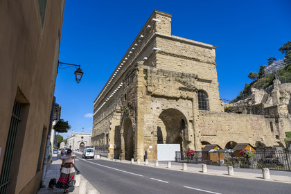 France, Vaucluse (84), Orange, le théatre antique classé Patrimoine Mondial de l'UNESCO, construit sous le règne d'Auguste au Ier siècle, le mur extérieur ou postcænum est long de 104 m et haut de 35 m