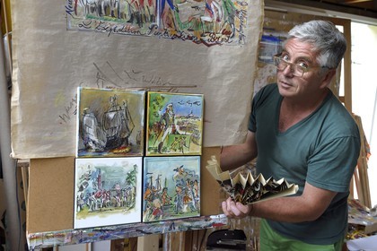 France, Finistère (29), Lannilis, Prat Ar Coum, l'artiste peintre Loic Madec dans son atelier