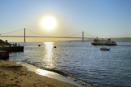 Portugal, région de Lisbonne, commune d'Almada au lieu dit Ponto Final sur la rive sud du Tage, le pont du 25 de Abril