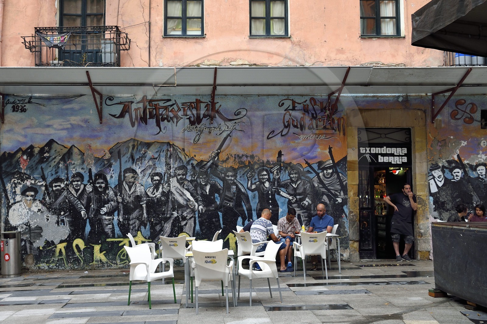 Espagne, Pays basque espagnol, Biscaye, Bilbao la Vieja (Bilbi), Zaharra Kalea, peinture murale en mémoire à la guerre civile 1936