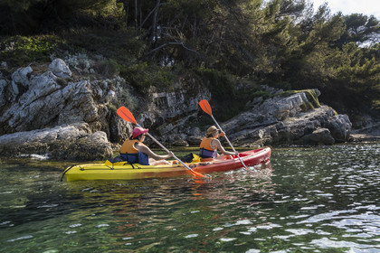 France, Alpes-Maritimes, Cannes, kayaking in the Lerins Islands, along the north coast of Sainte-Marguerite island towards Pointe du Vengeur