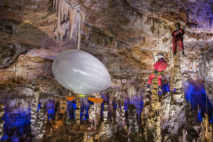France, Gard (30), Méjannes-le-Clap, grotte de La Salamandre, descente en rappel et découverte de la grotte en Aéroplume®, un ballon dirigeable individuel gonflé à l'hélium qui permet de s'envoler en battant des ailes