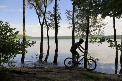 France, Nièvre (58), lac des Settons, découverte à vélo