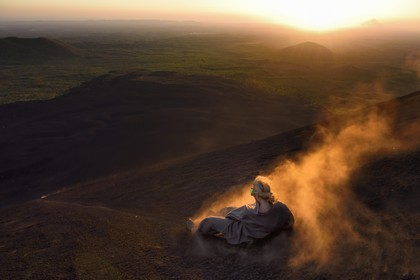 Nicaragua, région de Leon, Volcan Cerro Negro dans la cordillère des Maribios (ou Marrabios), Volcano surfing également connu comme ash boarding dans les cendres du volcan