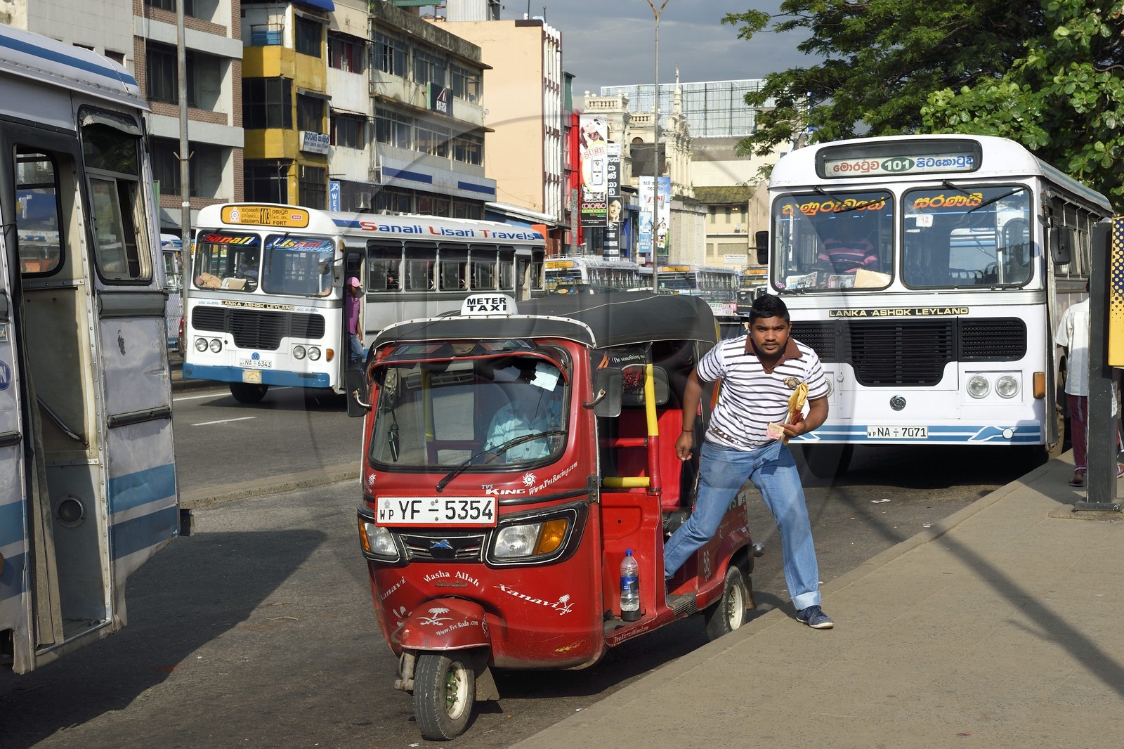 Sri Lanka, province de l'ouest, district de Colombo, Colombo, tuk-tuk et bus sur W E Bastian Mawatha street en bordure du quartier de Pettah
