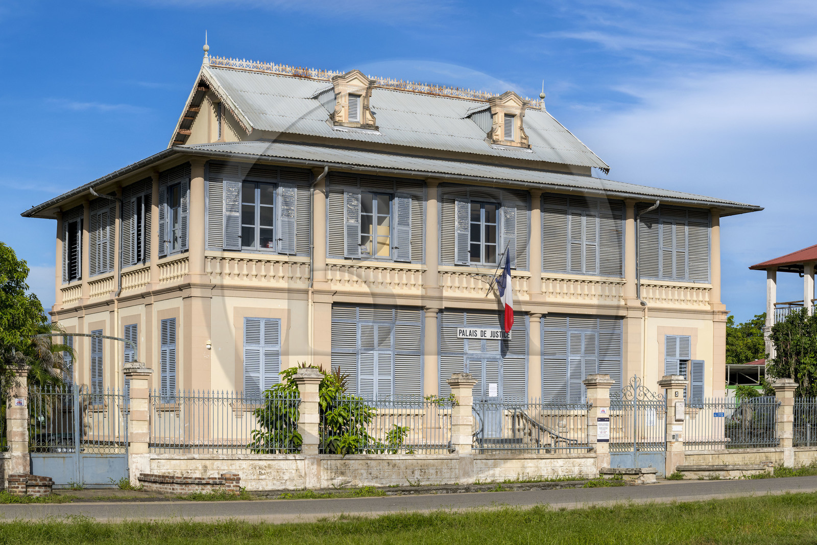 France, Guyane, Saint-Laurent-du-Maroni, immeuble administratif de style colonial avenue du Lieutenant-Colonel Chandon, le Tribunal de proximité de Cayenne