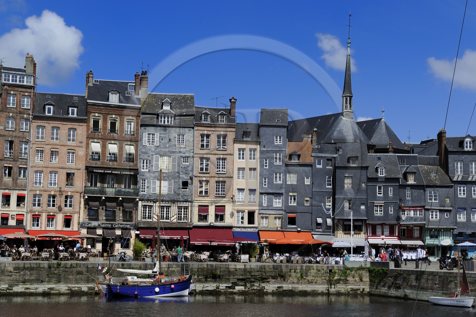 France, Calvados (14), Honfleur, le Vieux-Bassin,le quai Sainte-Catherine