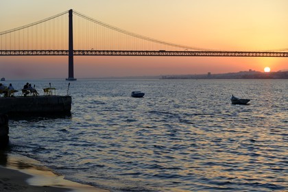 Portugal, région de Lisbonne, commune d'Almada au lieu dit Ponto Final sur la rive sud du Tage, le pont du 25 de Abril