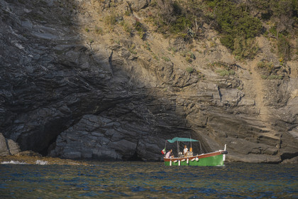 Italie, Ligurie, Cinque Terre, parc national des Cinque Terre classé Patrimoine Mondial de l'UNESCO, village de Vernazza, sortie en mer au pied de la falaise