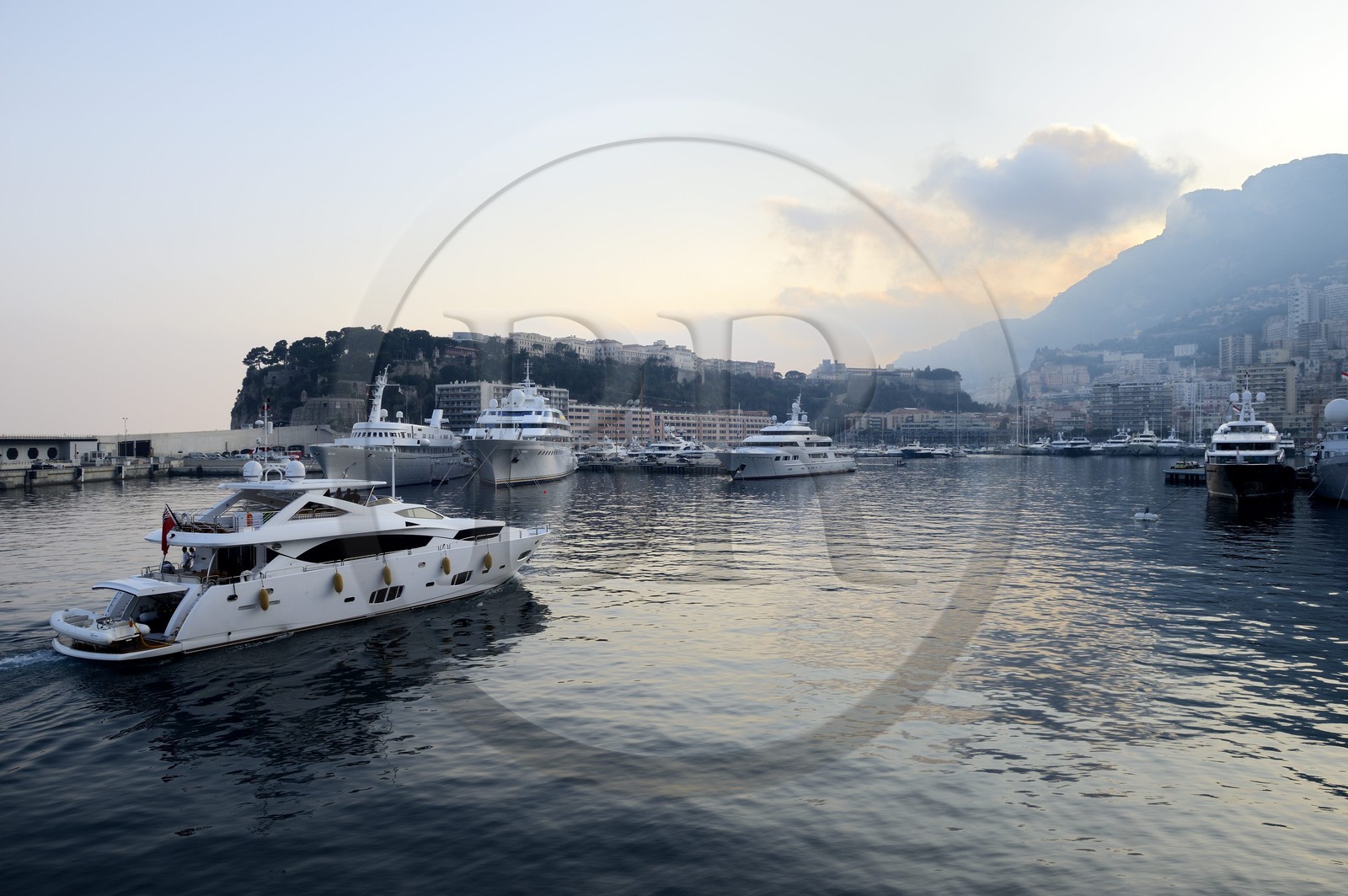 Principauté de Monaco, Monaco, port Hercule et Le Rocher en arrière plan Principauté de Monaco, Monaco, port Hercule et Le Rocher en arrière plan