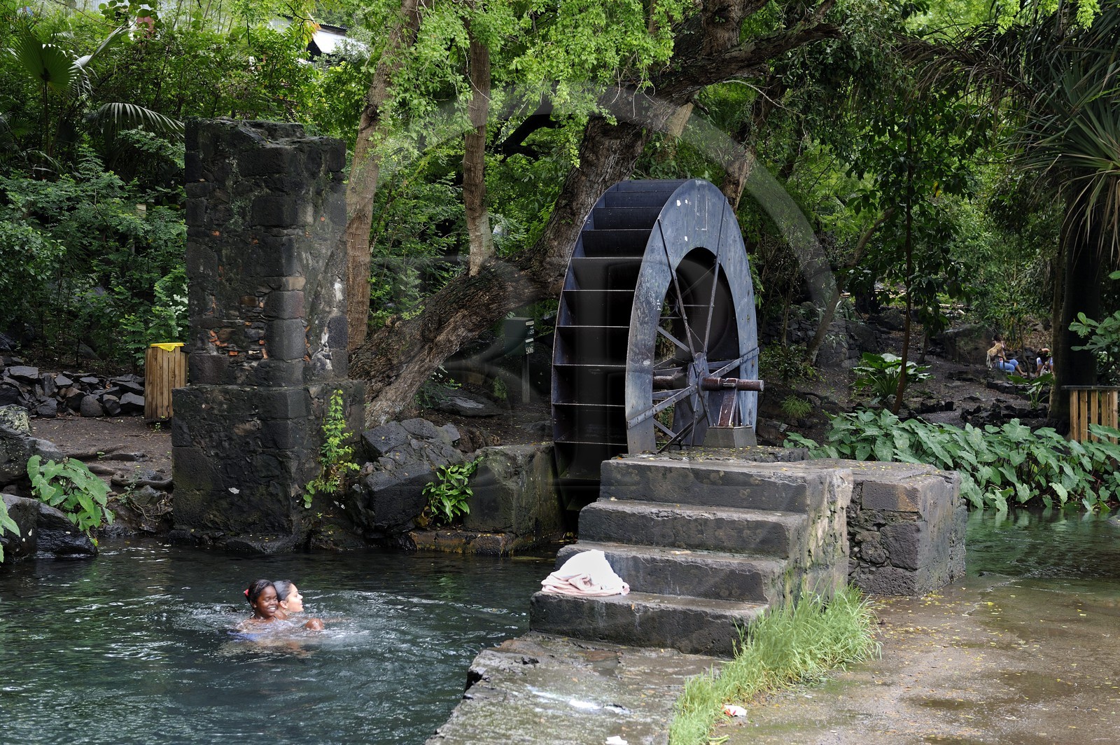 France, île de la Réunion, commune de Saint-Paul, le chemin du Tour des Roches, moulin à eau de La Perrière, la roue est le dernier élément d'un moulin à manioc des années 1820