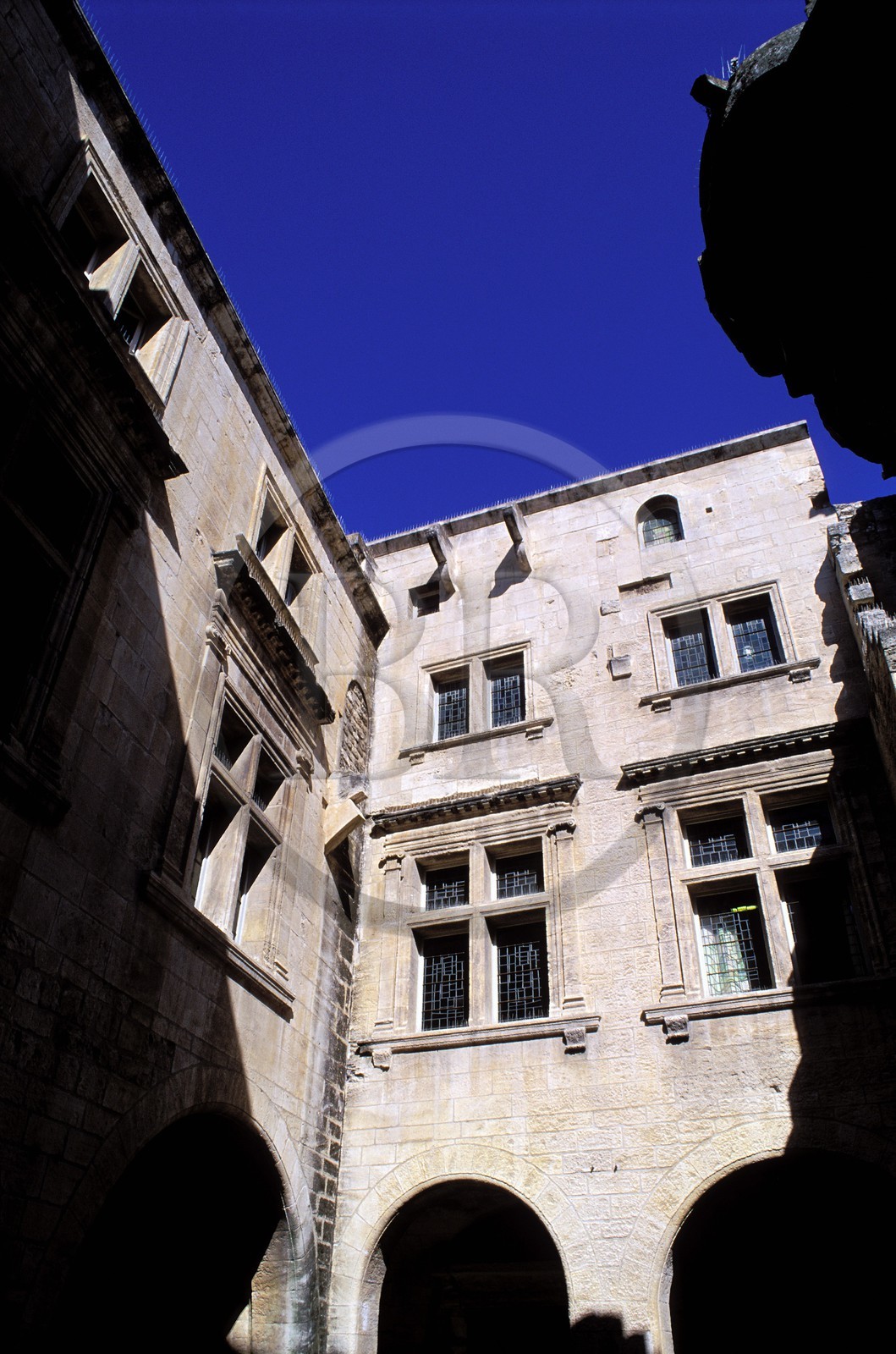 France, Bouches-du-Rhône (13), Les Baux-de-Provence, labellisé Les Plus Beaux Villages de France, cour de l' hôtel de Manville