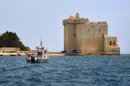 France, Alpes-Maritimes (06), Cannes, Iles de Lérins, Ile de Saint-Honorat, Abbaye de Lérins, ancien monastère fortifié élevé en 1073