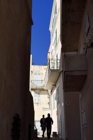 France, Corse-du-Sud (2A), Bonifacio, étroite ruelle de la Ville Haute