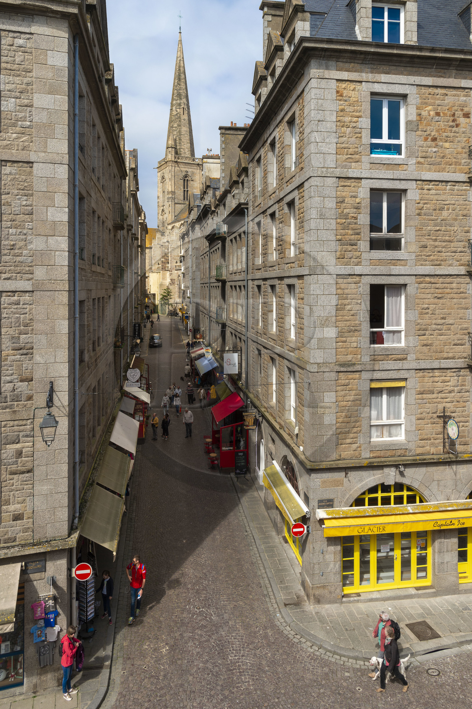 France, Ille-et-Vilaine (35), Côte d'Emeraude, Saint-Malo intra-muros, la cathédrale Saint-Vincent au bout de la Grand Rue France, Ille-et-Vilaine (35), Côte d'Emeraude, Saint-Malo intra-muros, la cathédrale Saint-Vincent au bout de la Grand Rue