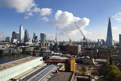 Royaume-Uni, Londres, quartier de Southwark, les gratte-ciels de la City avec la tour 20 Fenchurch Street surnommée le Talkie-Walkie conçu par l'architecte Rafael Vinoly à gauche et The Shard de l'architecte Renzo Piano à droite, la Tate Modern au bord de la Tamise au premier plan