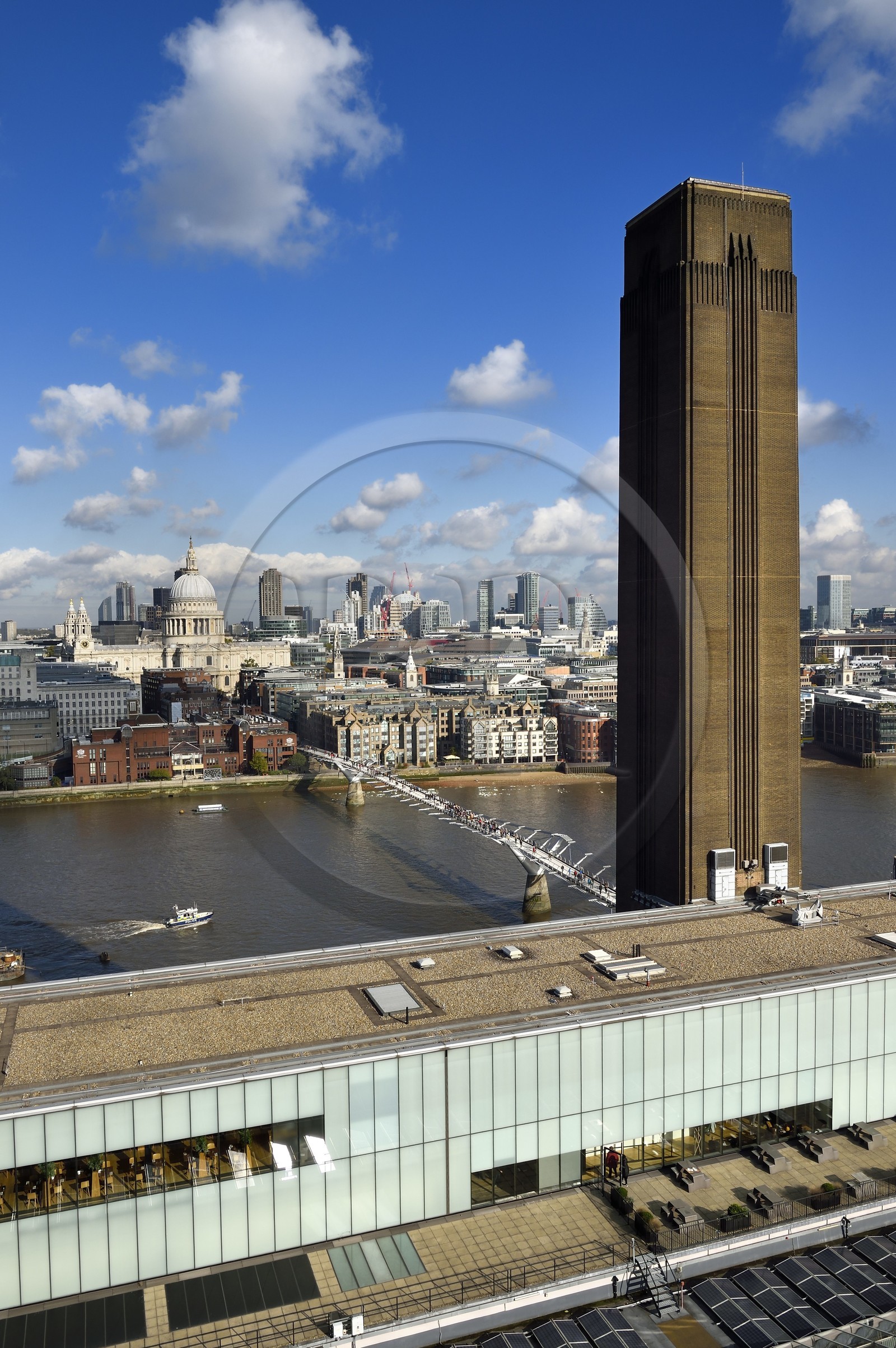 Royaume-Uni, Londres, quartier de Southwark, la Tate Modern, le pont du Millénaire (Millennium Bridge) de l'architecte Norman Foster sur la Tamise et la cathédrale Saint-Paul dans la City en arrière plan Royaume-Uni, Londres, quartier de Southwark, la Tate Modern, le pont du Millénaire (Millennium Bridge) de l'architecte Norman Foster sur la Tamise et la cathédrale Saint-Paul dans la City en arrière plan