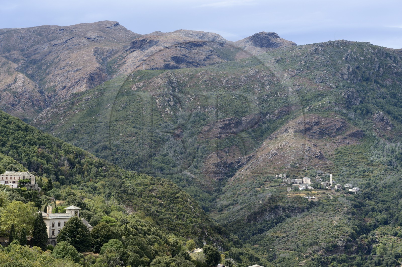 France, Haute-Corse (2B), Cap Corse, San Martino di Lota, Chateau Cagninacci (Palazzi ou Maison d'Americain) au premier plan France, Haute-Corse (2B), Cap Corse, San Martino di Lota, Chateau Cagninacci (Palazzi ou Maison d'Americain) au premier plan