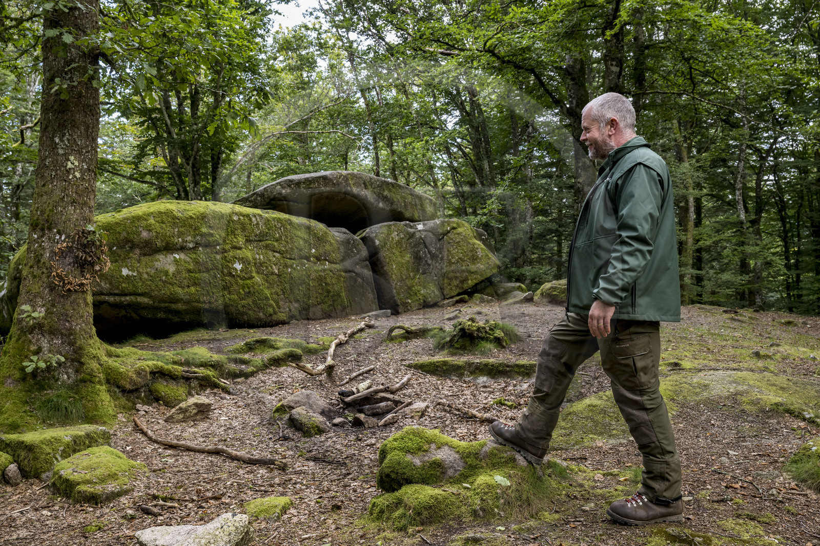 France, Nièvre (58), Parc naturel régional du Morvan, Dun-les-Places, lieu dit Dolmen de Chevresse, chaos granitique formé par l’érosion, dans la forêt de Breuil-Chenue, le garde-forestier à l’ONF Arnaud Chassaigne