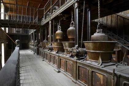 France, Finistère (29), Morlaix, salle des machines, moulins à broyer le tabac coupé pour en faire du tabac à priser (1870)