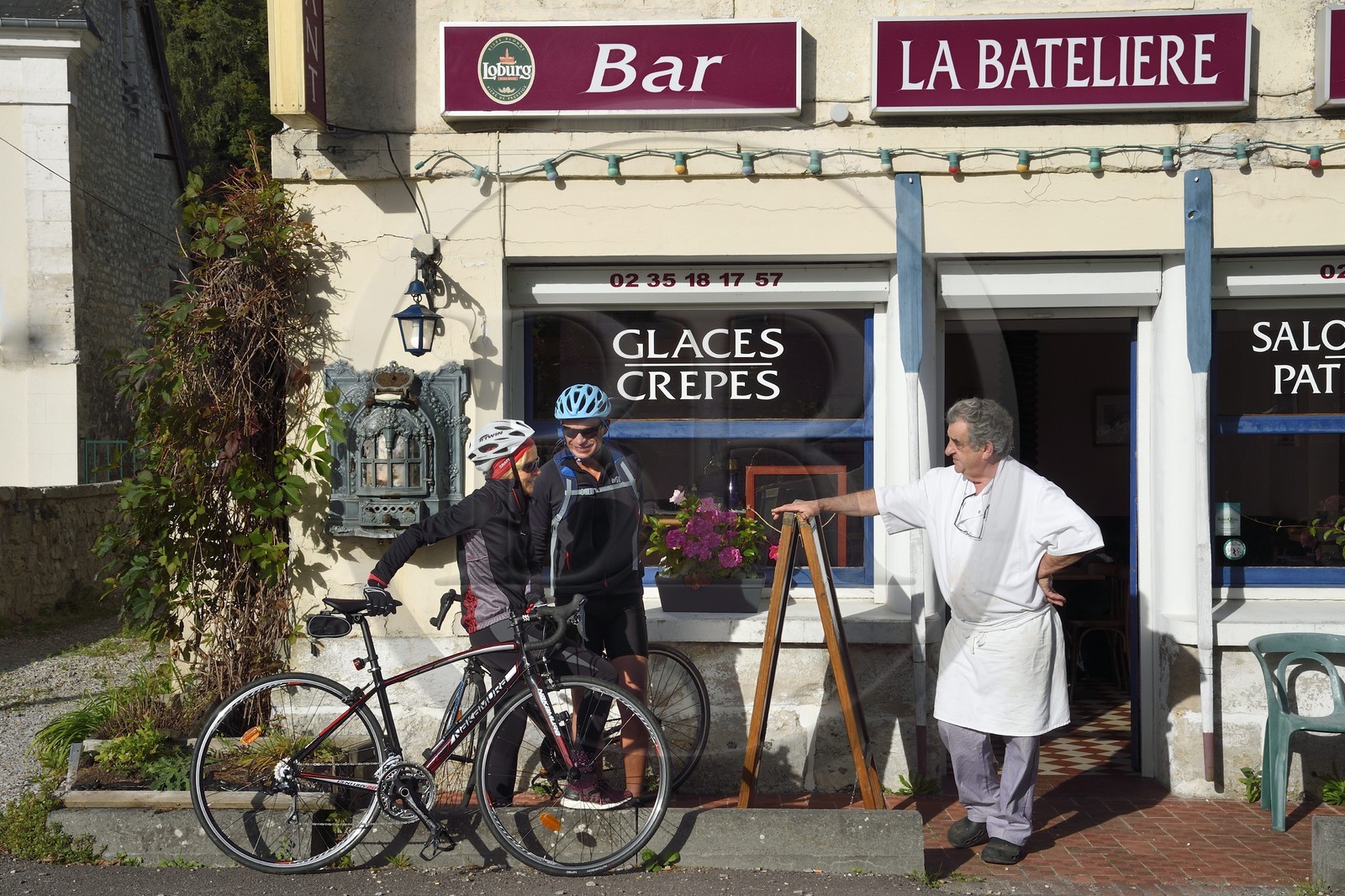 France, Eure (27), le village de Bas-Caumont dans les boucles de la Seine, cyclistes passant devant le Bar-Restaurant La Batelière de Brigitte et Raymond Godebout sur la veloroute du Val de Seine