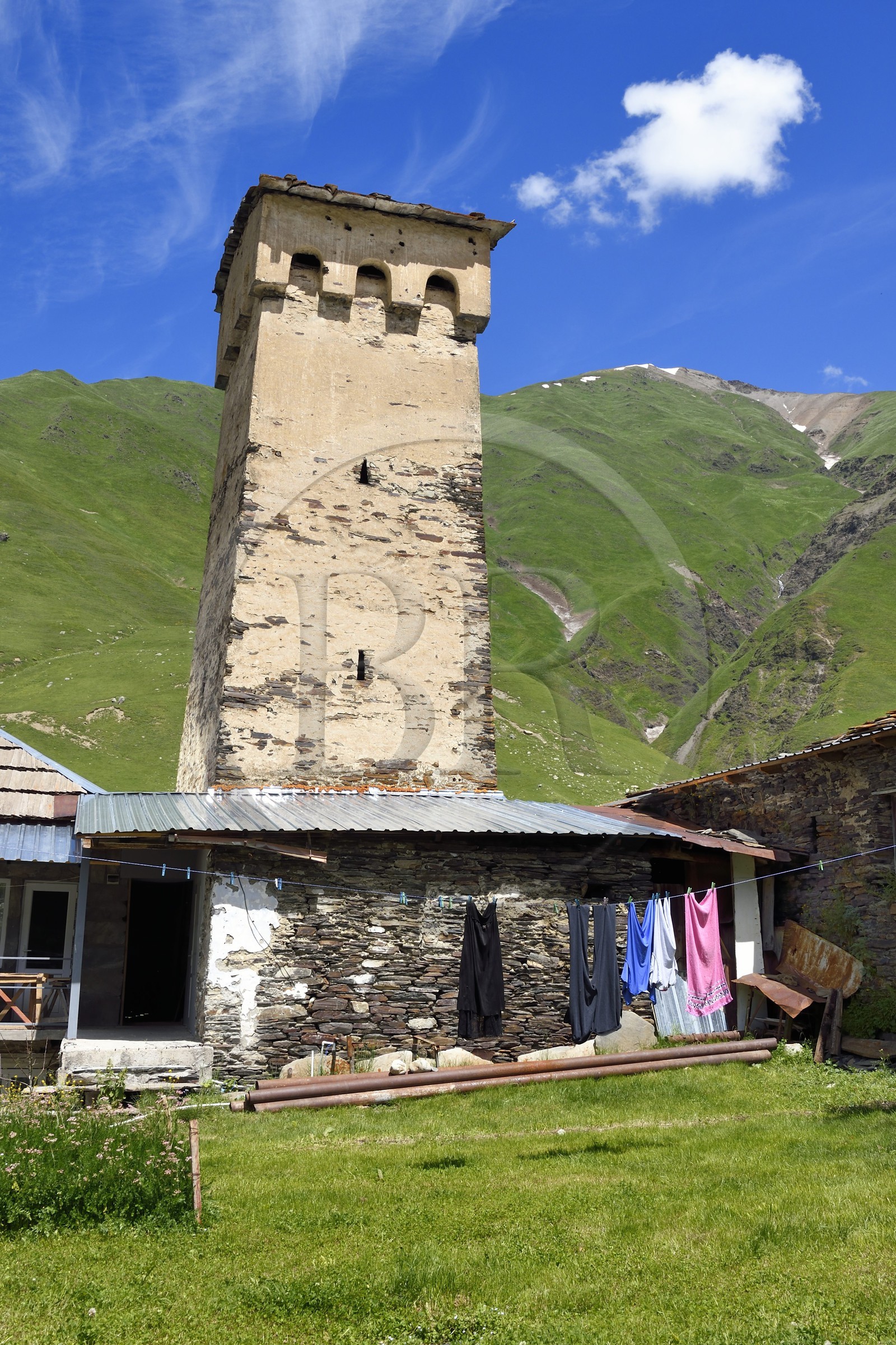 Géorgie, Haute Svanétie (Zemo Svaneti), village de Ushguli (Ouchgouli), classé Patrimoine Mondial de l'UNESCO, tour défensive Svane dressée à coté de la maison