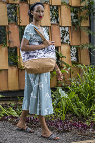 Rwanda, Kigali, Norrsken House Kigali, la mannequin Winnie Shema Tumusiime met en valeur la collection de sac de la marque Flove made in Rwanda