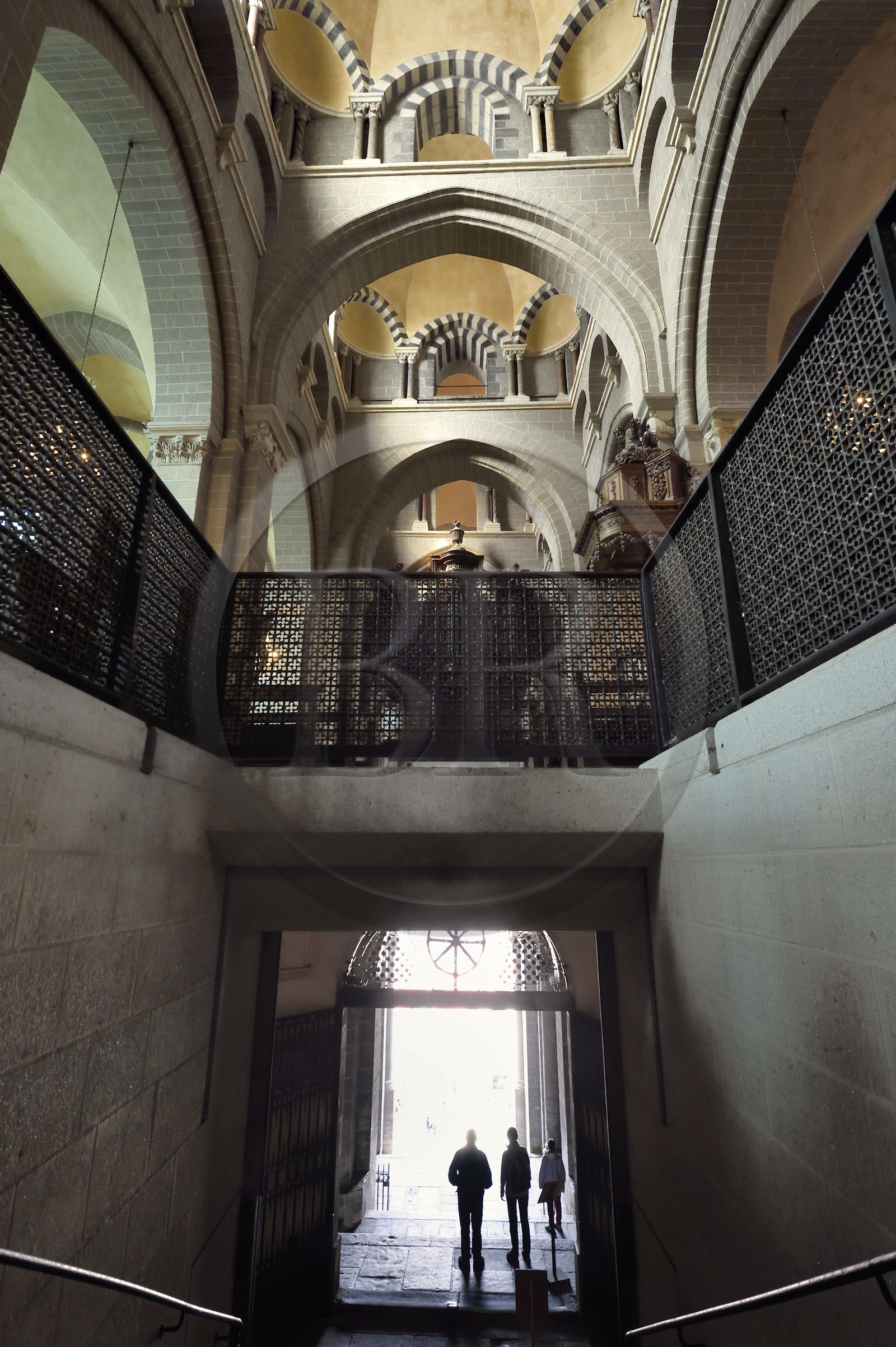 France, Haute-Loire (43), Le Puy-en-Velay, étape des chemins de Compostelle, la cathédrale Notre-Dame-de-l'Annonciation du XIIe siècle classée Patrimoine Mondial de l'UNESCO, escalier sortant de sous la nef directement à l'extérieur France, Haute-Loire (43), Le Puy-en-Velay, étape des chemins de Compostelle, la cathédrale Notre-Dame-de-l'Annonciation du XIIe siècle classée Patrimoine Mondial de l'UNESCO, escalier sortant de sous la nef directement à l'extérieur