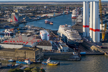 France, Loire-Atlantique (44), Saint-Nazaire, le chantier du super-yacht de luxe Ritz-Carlton Luminara dans la forme Joubert, les tours d'éoliennes à droite sont stockées avant embarquement (vue aérienne)