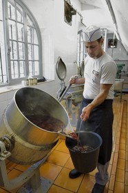 France, Alpes-Maritimes (06), Pont du Loup à Tourrettes-sur-Loup, Confiserie Florian, préparation de la confiture de rose