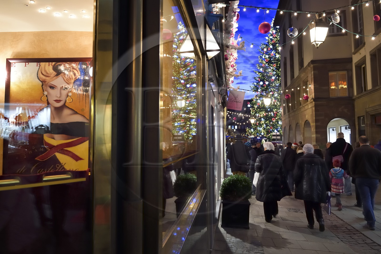 France, Bas-Rhin (67), Strasbourg, vieille ville classée Patrimoine Mondial de l'UNESCO, la rue de l'Outre et le Grand Sapin de Noël de la place Kléber en arrière plan