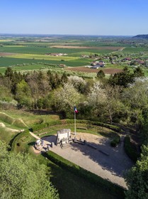 France, Meuse (55), Parc régional de Lorraine, Cotes de Meuse, Les Éparges, traces des combats d’une des luttes les plus meurtrières de la Première Guerre mondiale, trous d'obus et monument du point X en mémoire de Ceux qui n'ont pas de tombe (vue aérienne)
