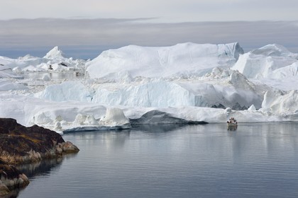 Groenland, cote ouest, baie de Disko, Ilulissat, fjord glacé classé Patrimoine Mondial de l'UNESCO qui est l’embouchure maritime du glacier Sermeq Kujalleq (Jakobshavn Glacier) et bateau de pêche