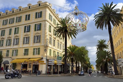 France, Corse-du-Sud (2A), Ajaccio, immeuble à l'angle de la rue du Premier Consul et du cours Napoléon