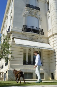 France, Alpes Maritimes, Cannes, the Villa La Californie where Picasso lived, today renamed the Pavillon de Flore by Marina Picasso, Marina Picasso granddaughter of Picasso with her dogs