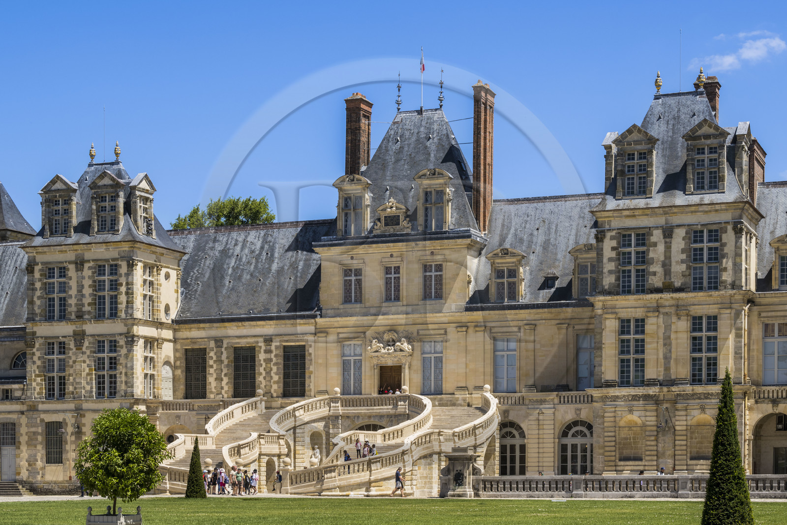 France, Seine-et-Marne (77), Fontainebleau, chateau de Fontainebleau, classé Patrimoine Mondial par l'UNESCO, Cour du Cheval blanc, escalier du Fer-à-cheval réalisé en 1550 par Philibert Delorme puis refait entre 1632 et 1634 par Jean Androuet du Cerceau, il est composé de deux monumentales volées chantournées parallèles de 46 marches