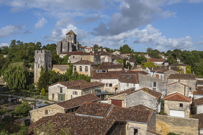 France, Charente-Maritime (17), Saint-Sauvant, la tour médiévale et l'église Saint-Sylvain domine la vallée du Coran (vue aérienne)