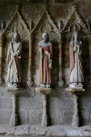 France, Côtes-d'Armor (22), Plouha, chapelle de Kermaria an Iskuit, statues en bois polychrome des douze apotres sous le porche