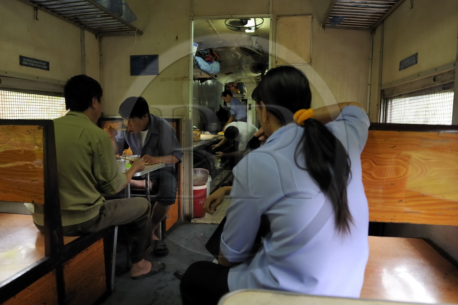 Vietnam, train de jour de Lao Cai à Hanoï, le wagon restaurant